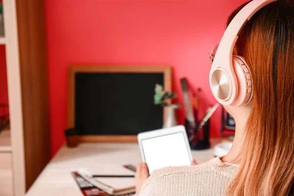 Young Woman Listening Music Home — Stock Photo, Image