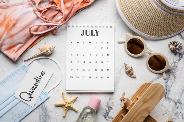 Calendario Con Accessori Spiaggia Maschera Medica Sfondo Bianco — Foto Stock