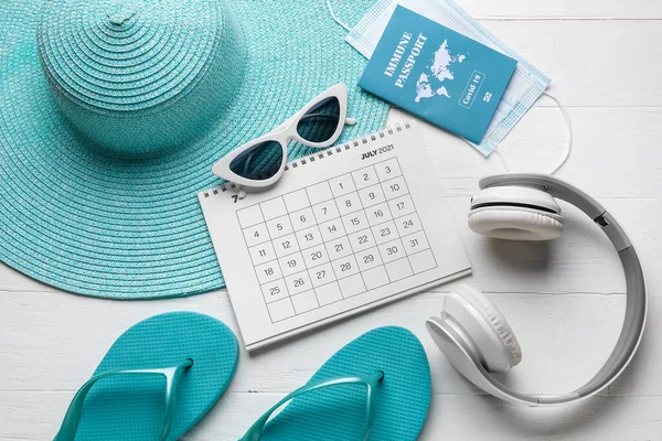 Calendrier Avec Accessoires Plage Masque Médical Passeport Immunitaire Sur Fond — Photo