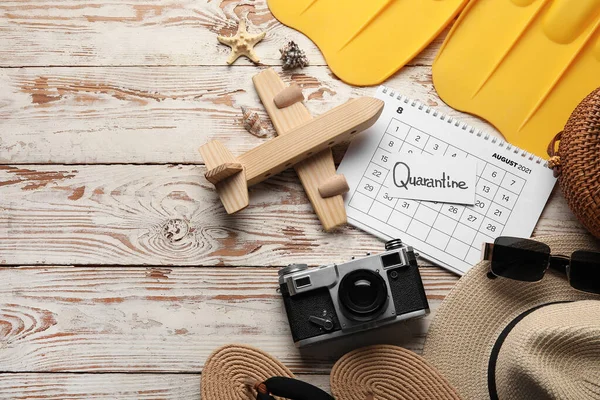 Calendrier Avec Accessoires Plage Sur Fond Bois Blanc — Photo