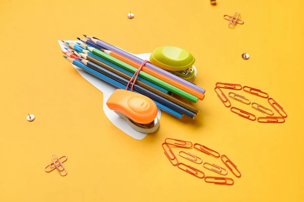 学校用彩色背景文具制成的宇宙飞船 — 图库照片