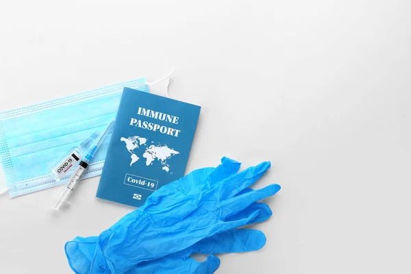 Passaporto Immunitario Vaccino Covid Maschera Medica Guanti Sfondo Bianco — Foto Stock