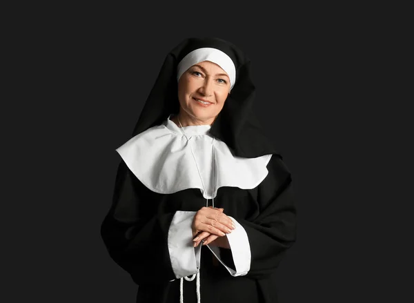 Зрелая Монахиня Тёмном Фоне — стоковое фото