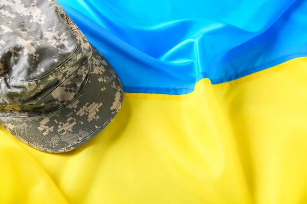 Berretto Militare Sulla Bandiera Ukraine — Foto Stock