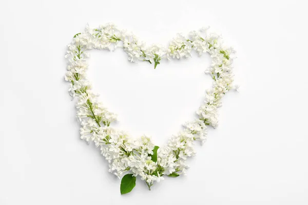Hart Gemaakt Van Mooie Lila Bloemen Witte Achtergrond — Stockfoto