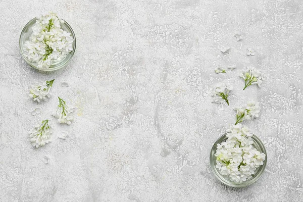 Açık arkaplanda güzel leylak çiçekleri olan kaseler