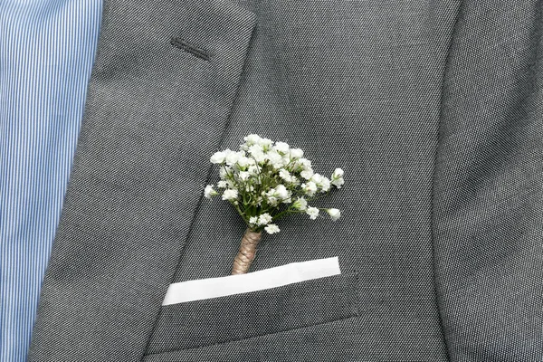 Hermoso Boutonniere Gypsophila Traje Novio Primer Plano — Foto de Stock