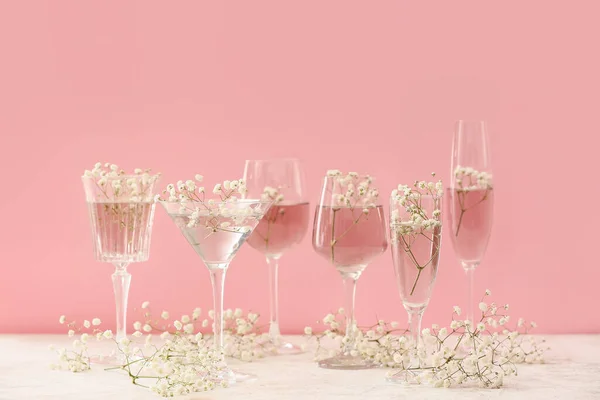 Gläser Mit Schönen Zigeunerblumen Auf Dem Tisch Neben Der Wand — Stockfoto
