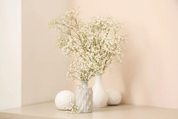 Vazen Met Mooie Gips Bloemen Tafel Buurt Van Kleur Muur — Stockfoto