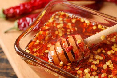 Masada sıcak bal olan kase, yakın plan.