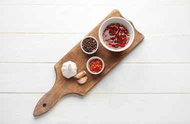 Tahtada sıcak bal ve ahşap arka planda malzemeler var.