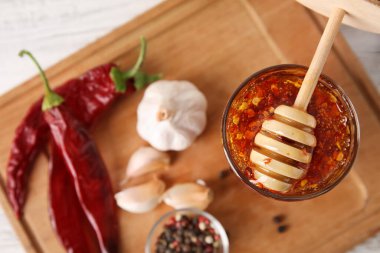 Masada sıcak bal ve malzemeler var.