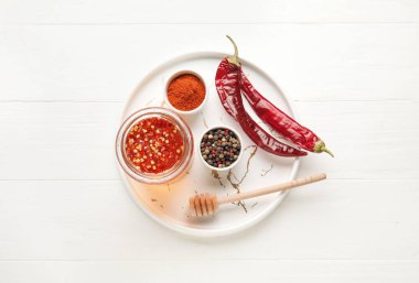 Sıcak bal tepsisi ve hafif ahşap arka planda malzemeler