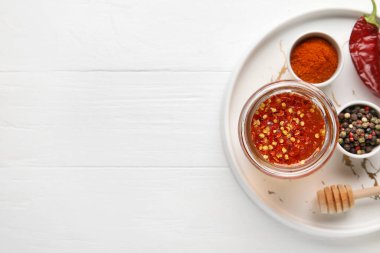 Sıcak bal tepsisi ve hafif ahşap arka planda malzemeler