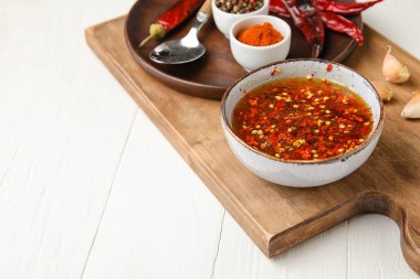 Sıcak bal ve hafif ahşap zemin üzerindeki malzemelerle kompozisyon