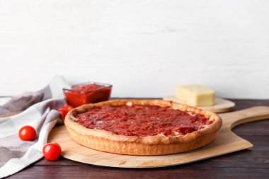 Lezzetli Chicago usulü pizza, sos ve domatesli masa.