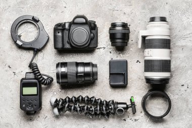 Grunge arka planında modern fotoğrafçı ekipmanı