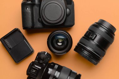 Renkli arka planda modern fotoğrafçı ekipmanı