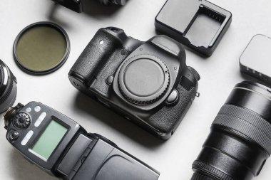 Modern fotoğrafçı ekipmanları arka planda, yakın plan