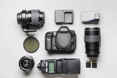 Işık arkaplan üzerine modern fotoğrafçı ekipmanı
