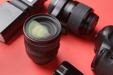 Renkli arka planda modern fotoğrafçının ekipmanı, yakın plan