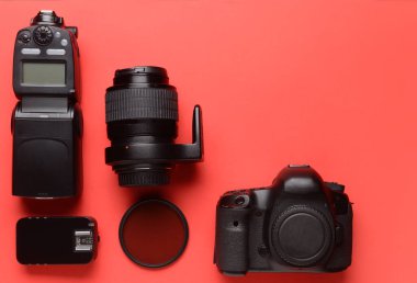 Renkli arka planda modern fotoğrafçı ekipmanı