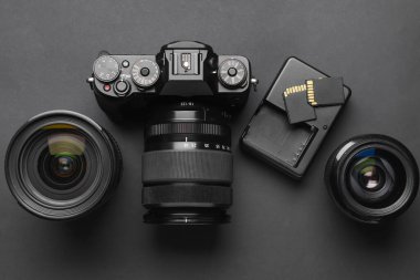 Karanlık arka planda modern fotoğrafçı ekipmanları