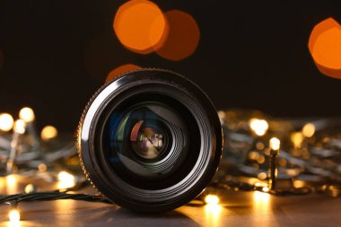 Bulanık arkaplanda kamera lensi, yakın plan