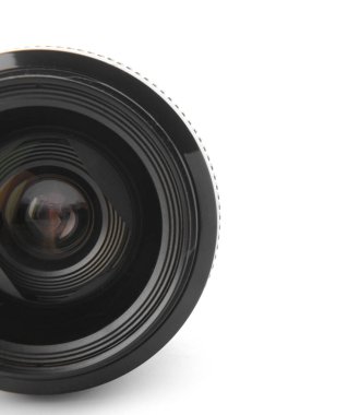 Beyaz arkaplanda kamera lensi