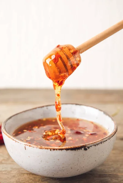 Gießen Von Heißem Honig Aus Dem Löffel Schüssel Auf Holztisch — Stockfoto