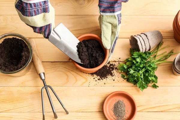 Vrouw Vullen Pot Met Aarde Houten Achtergrond — Stockfoto