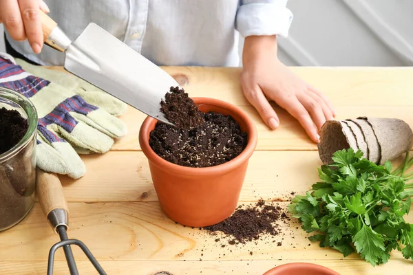 Pote Enchimento Mulher Com Solo Mesa Madeira — Fotografia de Stock