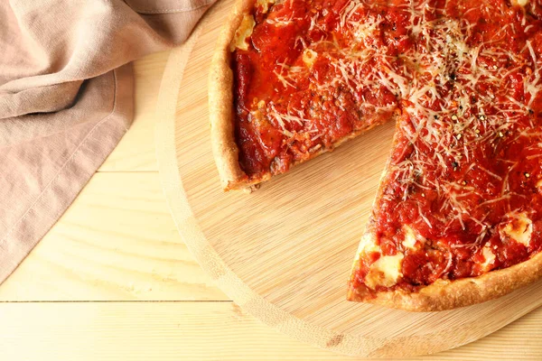 Board Tasty Chicago Style Pizza Wooden Background Closeup — Stock Photo, Image