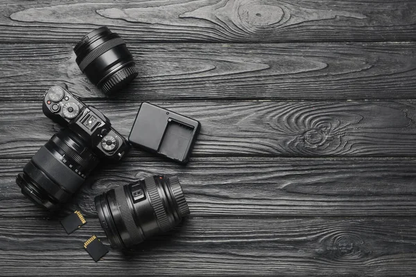 Equipamento Fotógrafo Moderno Fundo Madeira Escura — Fotografia de Stock