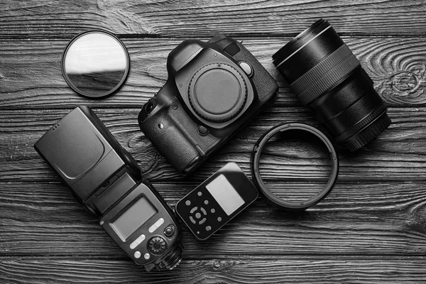 Moderne Ausrüstung Für Fotografen Auf Dunklem Holzgrund — Stockfoto