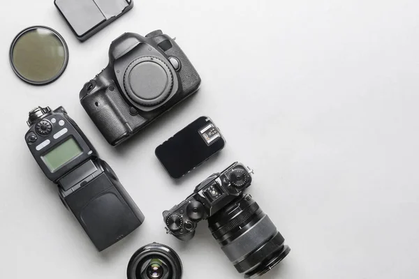 Moderne Ausrüstung Für Fotografen Auf Hellem Hintergrund — Stockfoto