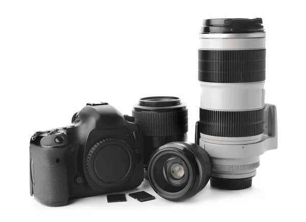 Beyaz Arkaplanda Dijital Kamera Lensler Hafıza Kartları — Stok fotoğraf