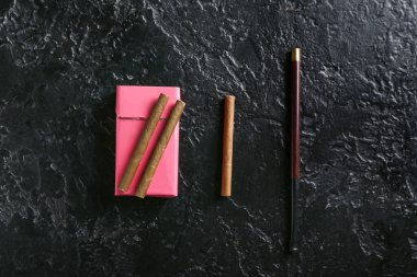 Esmer arkaplanda puro kompozisyonu