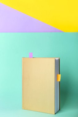 Renk arkaplanı üzerinde yer imleri olan kitap