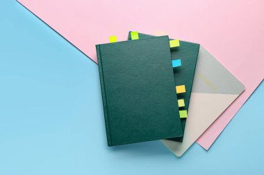 Renk arkaplanı üzerinde yer imleri olan kitaplar