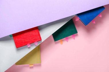 Renk arkaplanı üzerinde yer imleri olan kitaplar