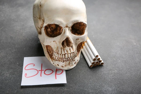 Papier Avec Mot Stop Crâne Cigarettes Sur Fond Sombre — Photo
