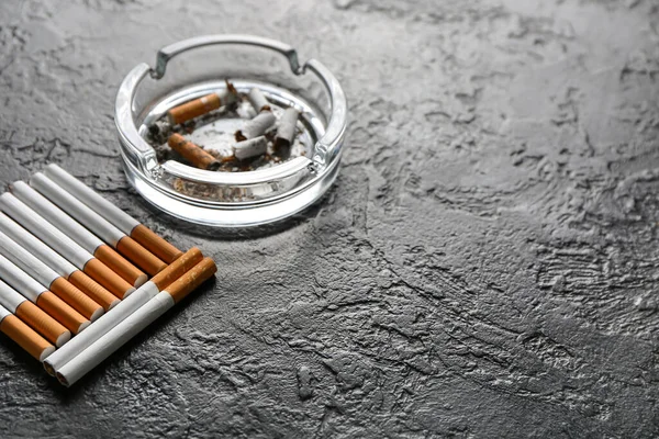 Plateau Cendres Cigarettes Sur Fond Sombre — Photo