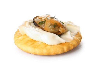 Beyaz arka planda peynirli ve midyeli lezzetli kraker.