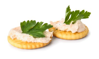 Beyaz arka planda lezzetli krakerler