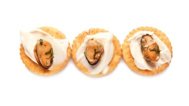 Beyaz arka planda midyeli ve peynirli lezzetli krakerler.