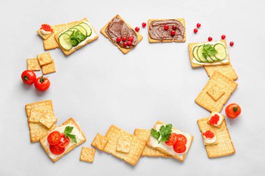 Gri arkaplanda lezzetli krakerlerden yapılmış çerçeve