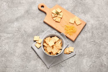 Grunge arka planında lezzetli krakerler olan kompozisyon