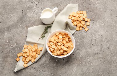 Grunge arka planında lezzetli krakerler olan kompozisyon