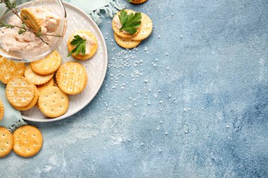 Renkli arkaplanda lezzetli kraker ve sos içeren kompozisyon